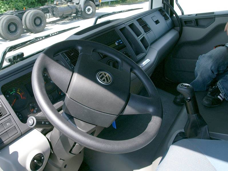 Volkswagen_Constellation-cab