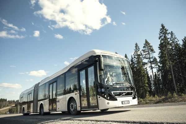 Volvo Buses wprowadza hybrydowy autobus przegubowy 