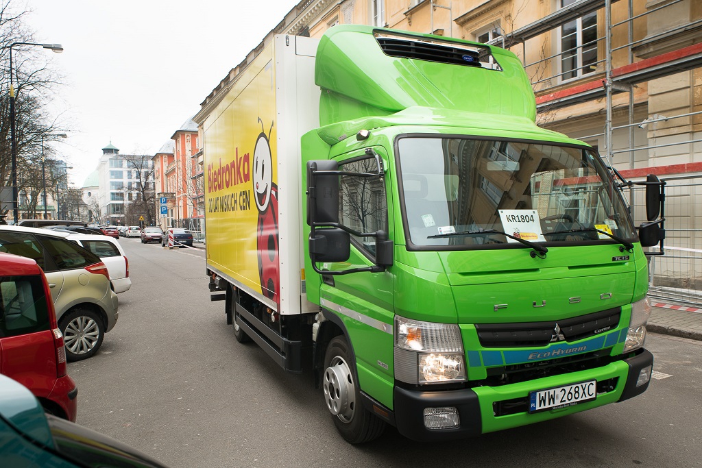 Hybrydowe ciężarówki Fuso dla sklepów Biedronka