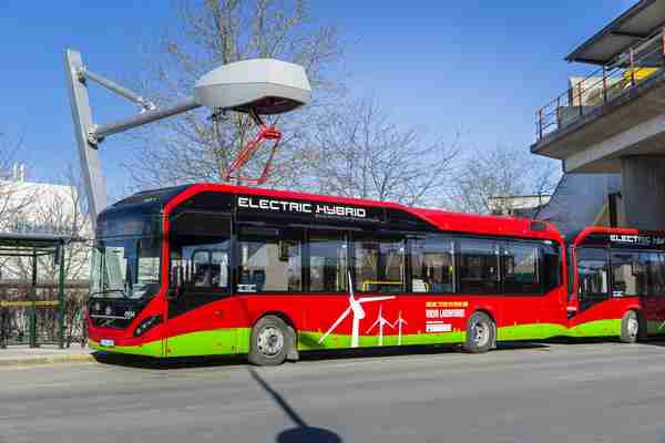 Elektryczne autobusy hybrydowe Volvo na ulicach Sztokholmu