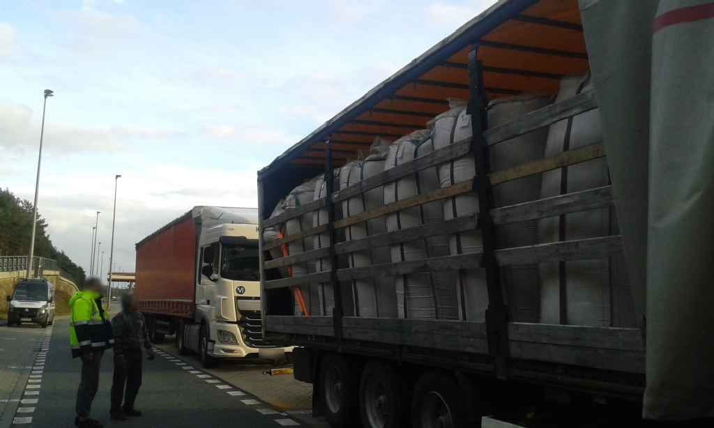 Niebezpiecznie rozmieszczone big bagi na litewskiej ciężarówce