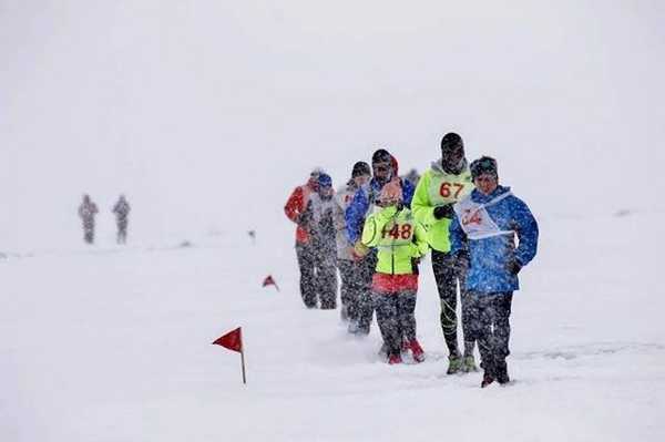 Przebiegł maraton na Jeziorze Bajkał, by pomóc choremu chłopcu