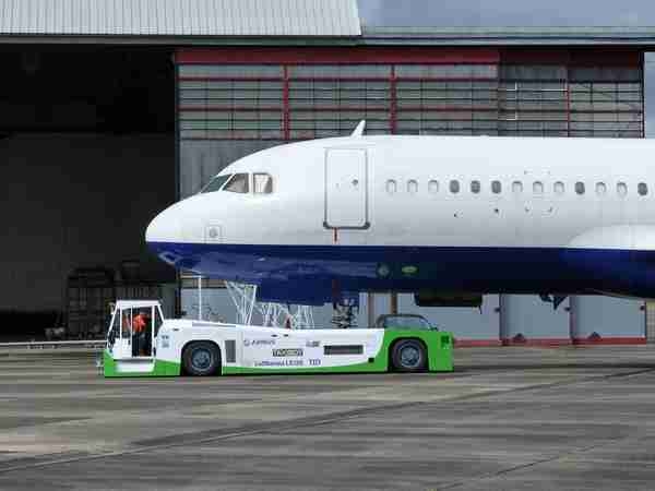 Scania zaopatruje holowniki lotniskowe w silniki