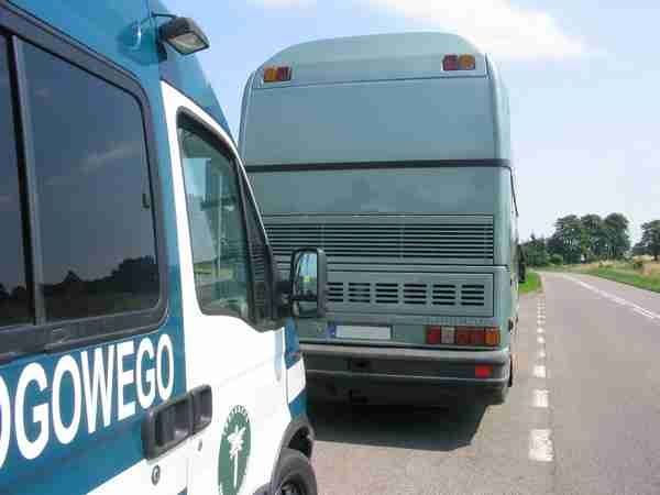 GITD: Kierowca wjechał autobusem z pasażerami… do stodoły