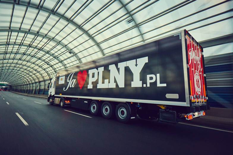 Naczepy DTW Logistics z logo PLNY