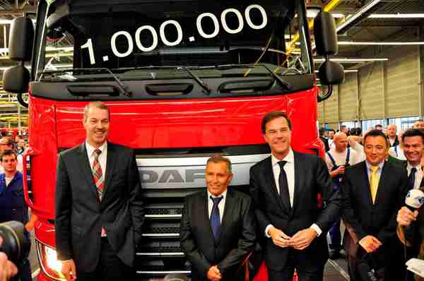 Premier Rutte przekazuje milionową ciężarówkę wyprodukowaną w Eindhoven