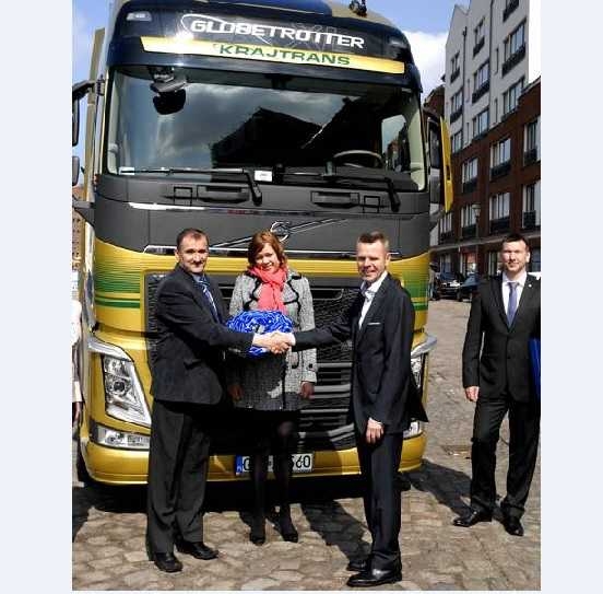 Pierwsze nowe Volvo FH dostarczone polskiemu klientowi