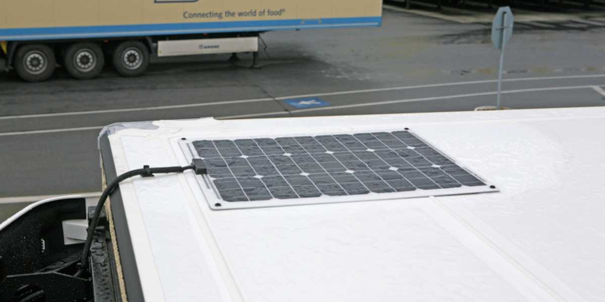 Panele słoneczne na dachu naczepy ciężarowej