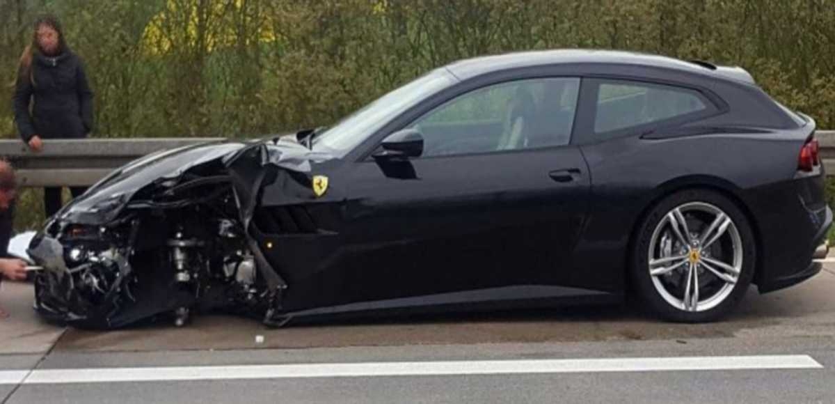 Wypadek z udziałem ciężarówki i Ferrari na autostradzie A 38