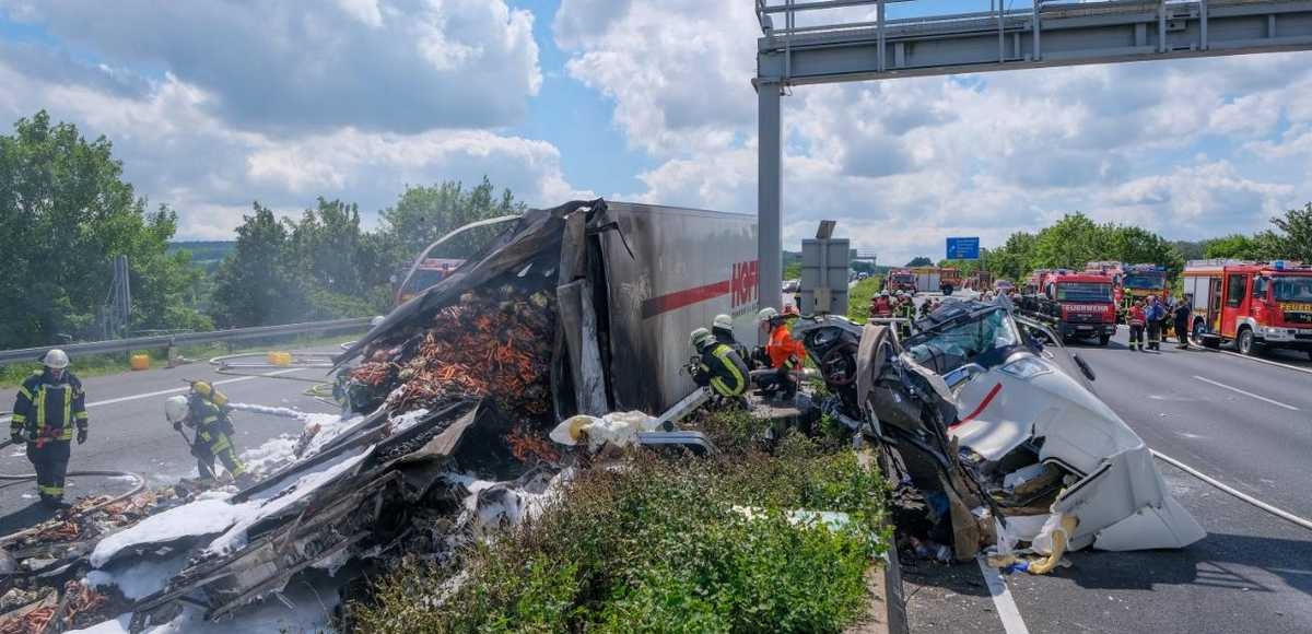 Wypadek z udziałem dwóch ciężarówek na niemieckiej autostradzie A2