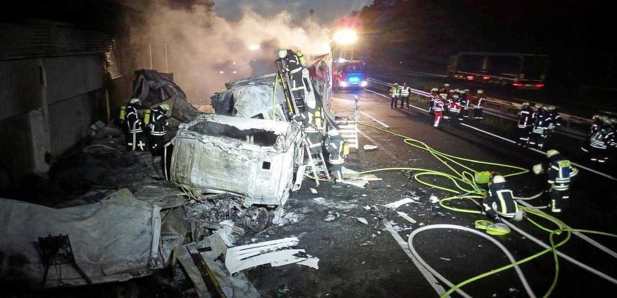 Trzy samochody ciężarowe całkowicie spłonęły