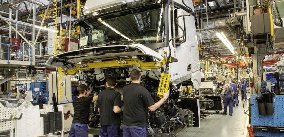 100 nowych pracowników w fabryce ciężarówek Daimler Mercedes