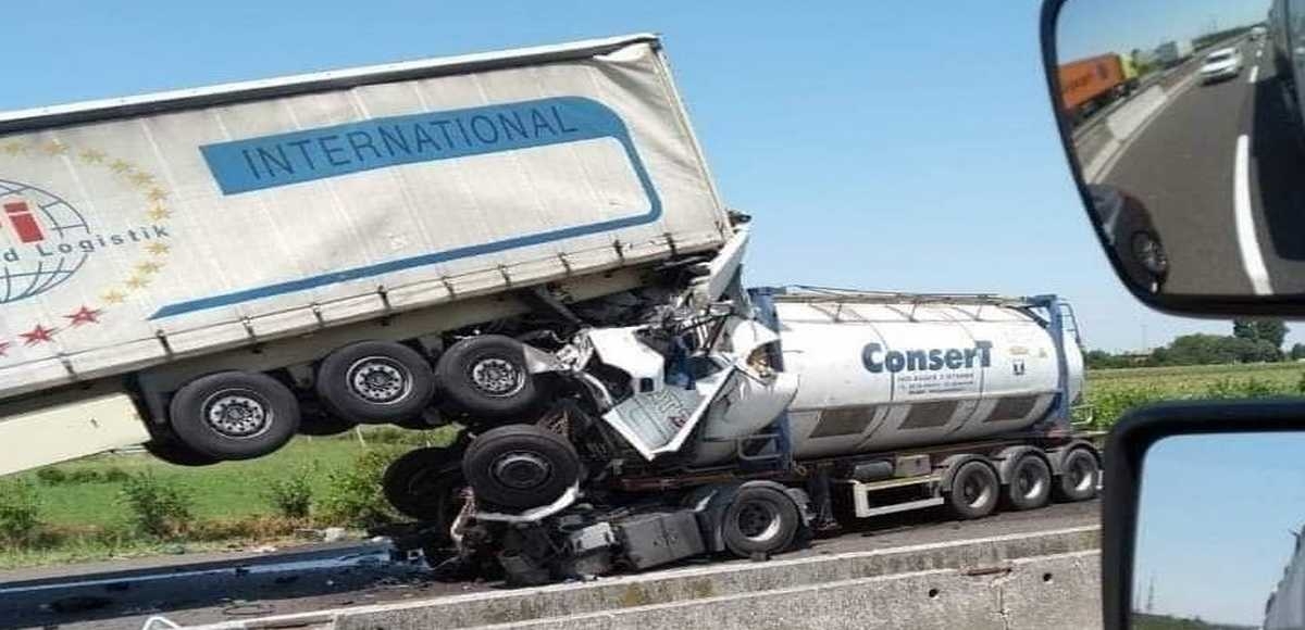 Tragiczny wypadek z udziałem samochodów ciężarowych na włoskiej autostradzie A 13 