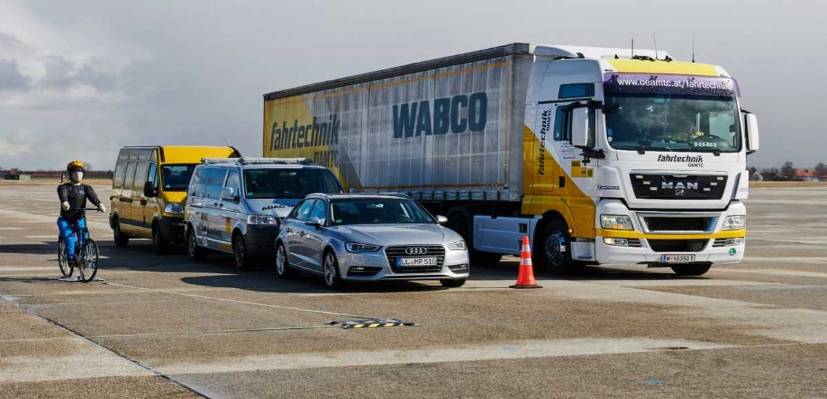 ADAC testował 4 czołowe systemy elektronicznych asystentów kierowców ciężarówek