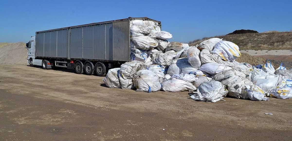 Przeładowany samochód ciężarowy z toksycznymi odpadami