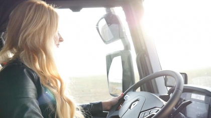 Dagmara - Blonde on the road i Renault Trucks