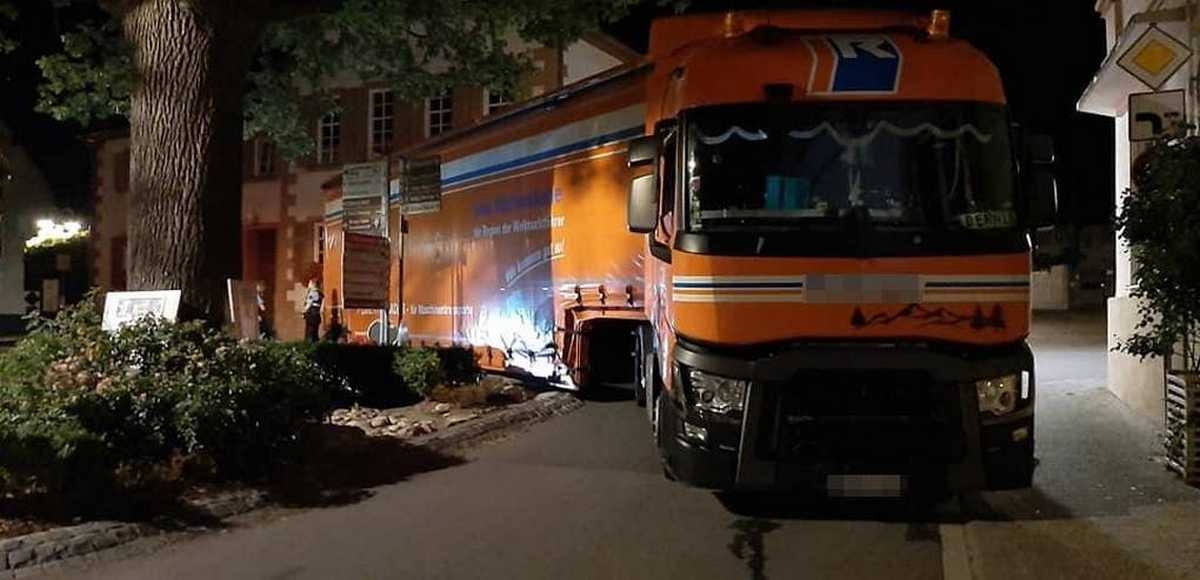 Ciężarówka zablokowala rondo w Waldlaubersheim