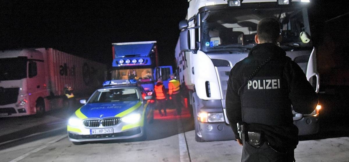 Kontrola policji na parkingach dla ciężarówek