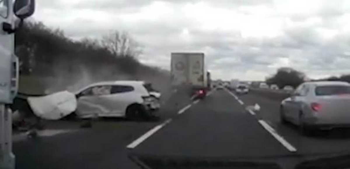 Wypadek z udziałem ciężarówki na brytyjskiej autostradzie M1