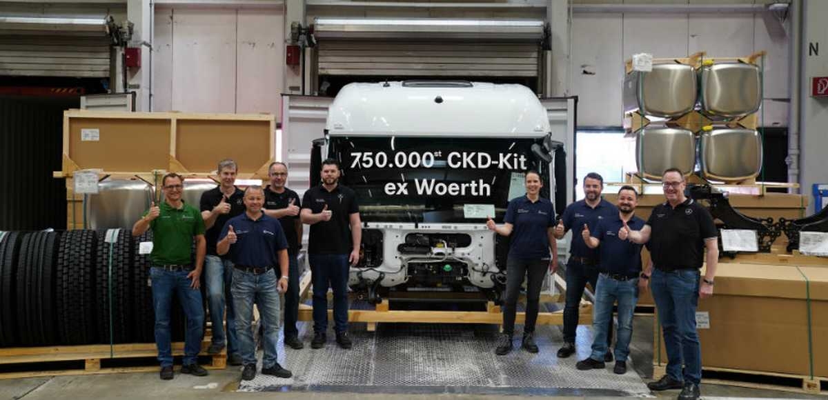 Jubileusz w fabryce Mercedes - Benz z okazji wysłania 750 tysięcznej ciężarówki do kompletnego montażu
