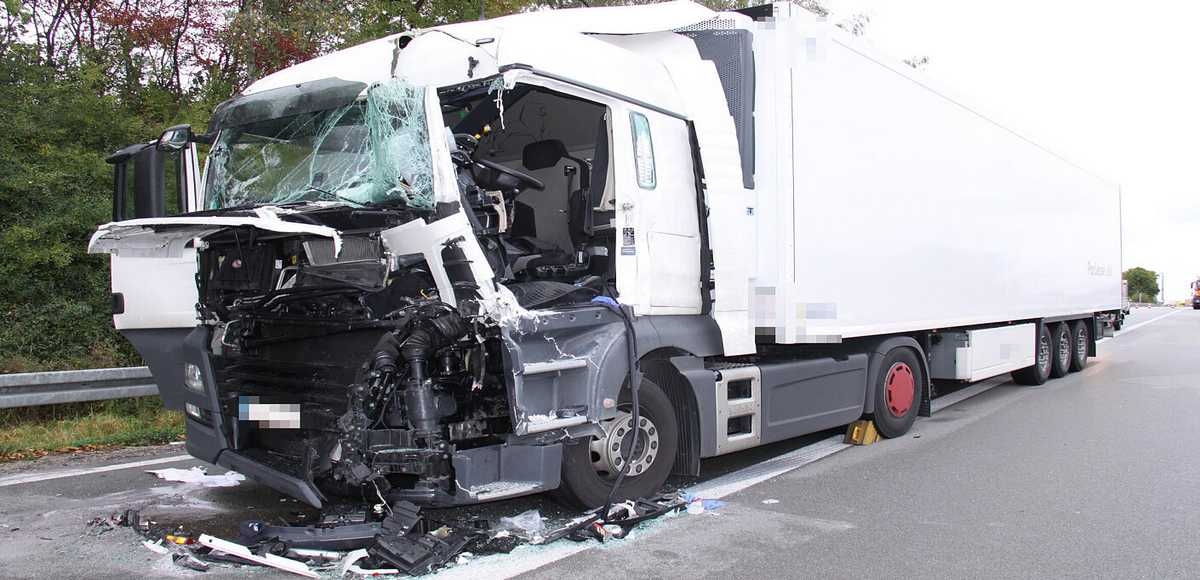 Kierowca został uwięziony w kabinie swojej ciężarówki