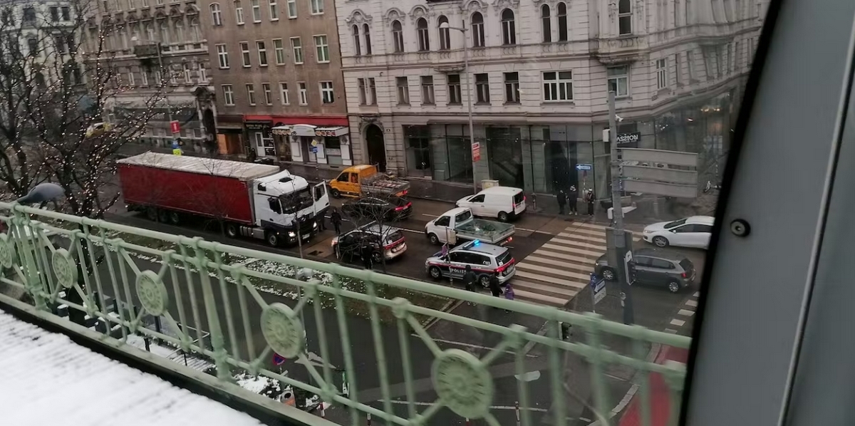 kierowca ciężarówki pod prąd jedzie