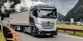 Ciężarowy Mercedes z napędem wodorowym przejeżdża przełęcz Brenner