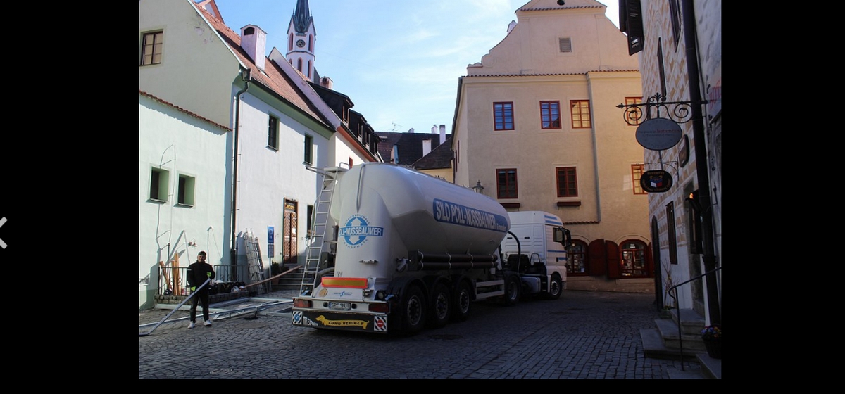 Ciężarówka zablokowała zabytkową uliczkę czeskiego miasteczka