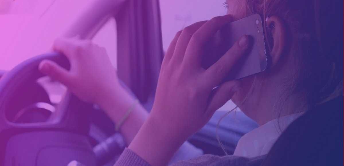 Rozmowa przez telefon w trakcie jazdy powoduje zmniejszenie uwagi kierowcy 