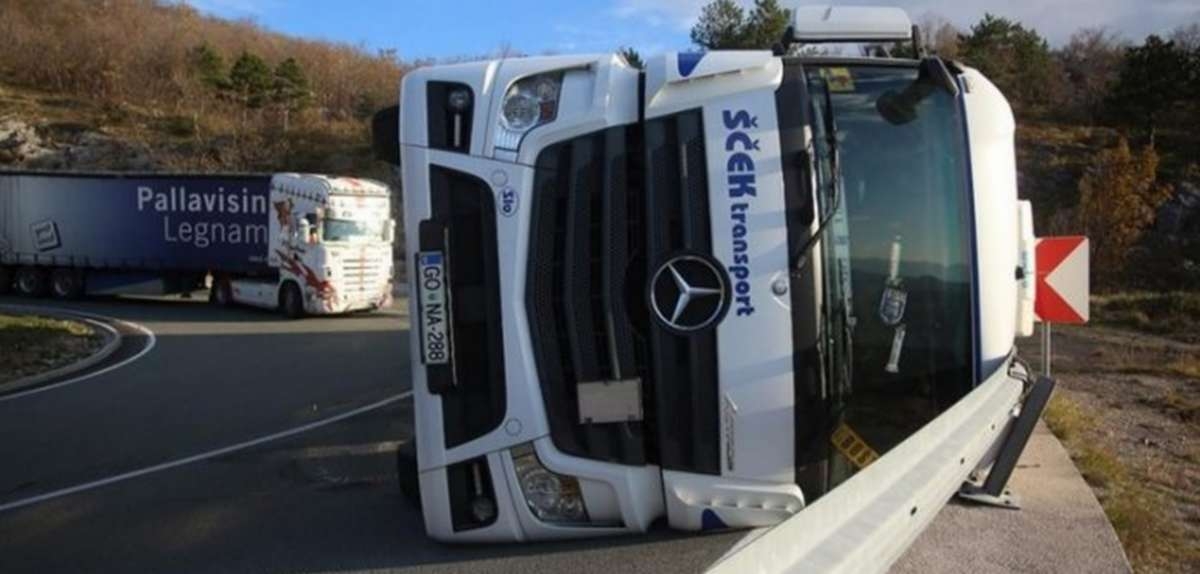 Mercedes-Benz Actros wypadek ciężarówki
