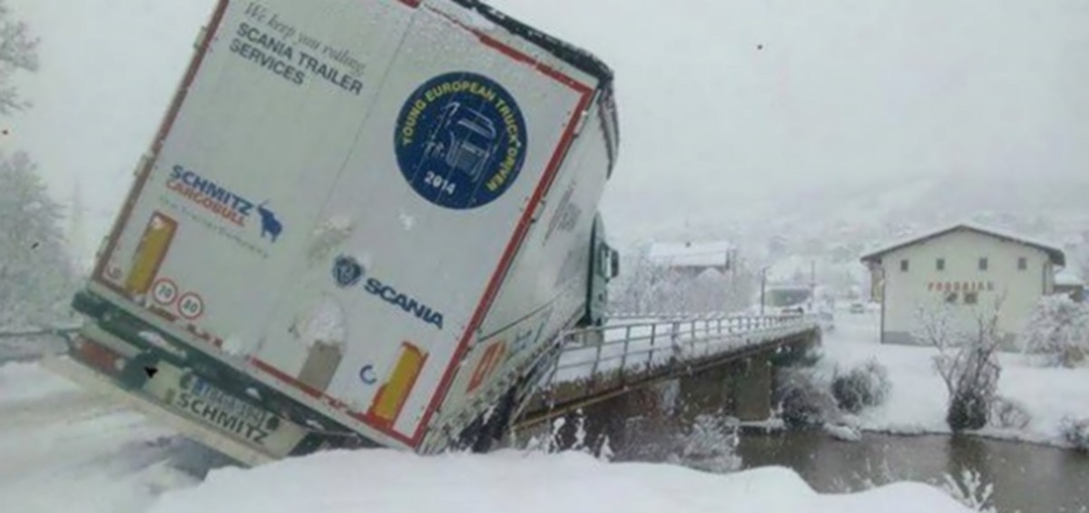 Akcja wyciągania ciężarówki ze śniegu