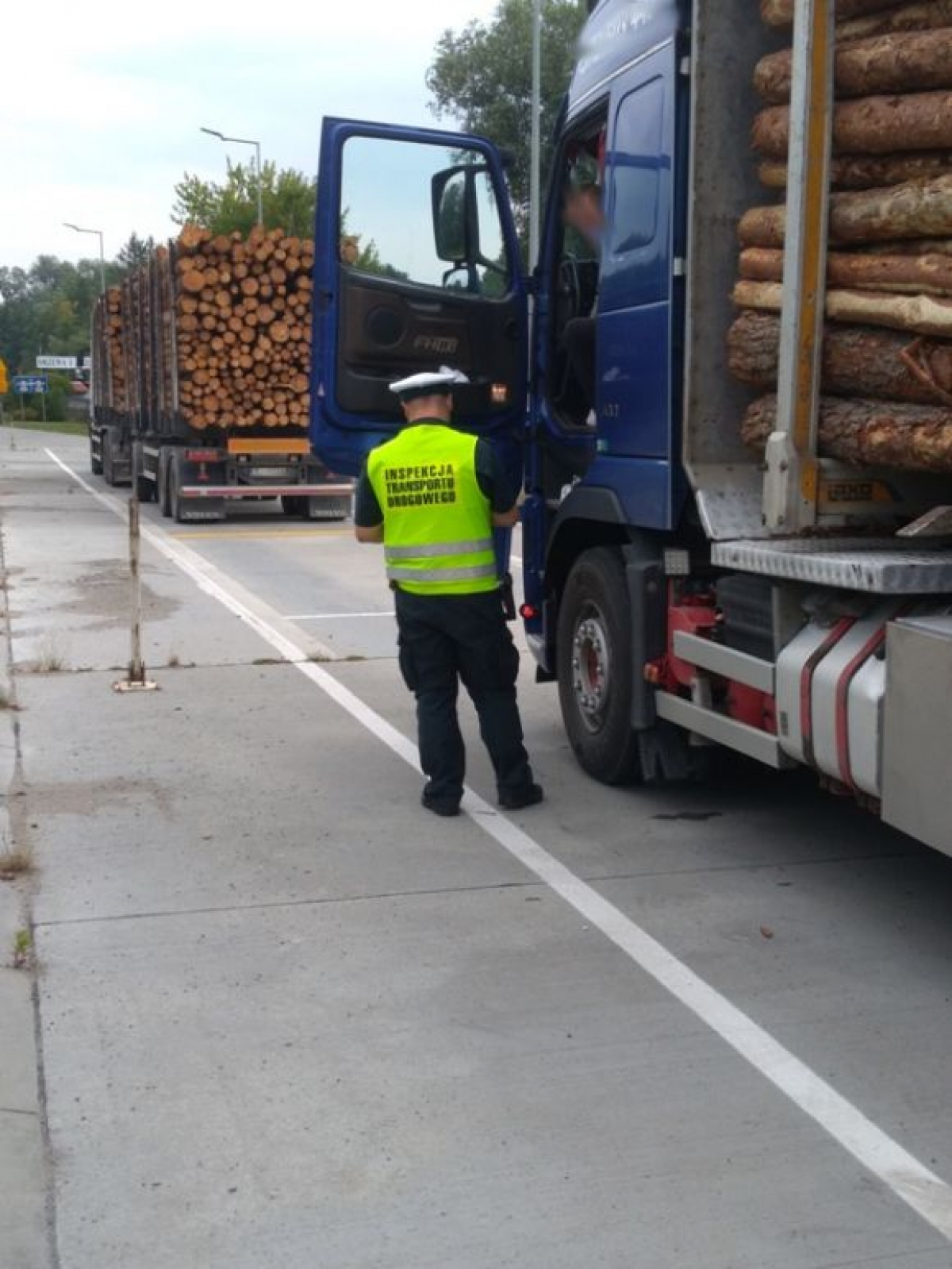 Przeładowane ciężarówki z drewnem