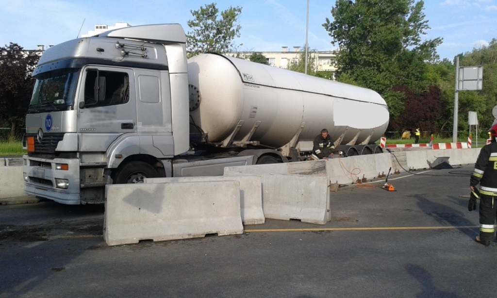 Poznań: cysterna zaklinowana w betonowych barierach
