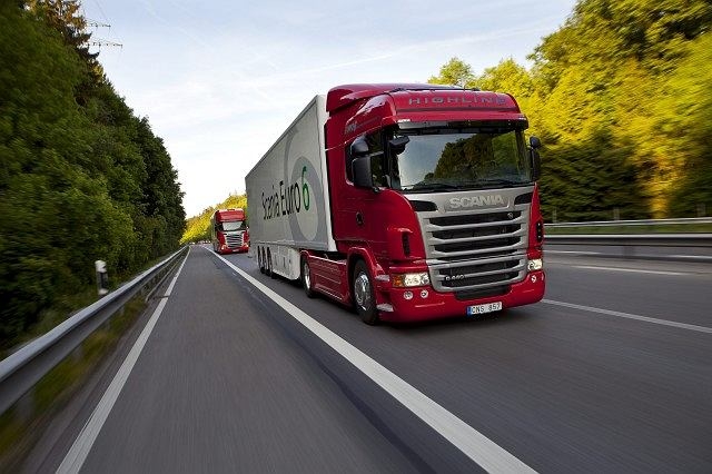 Samochody ciężarowe ciągną transport ciężki