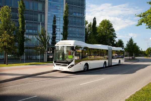 Volvo Buses wprowadza hybrydowe autobusy przegubowe 