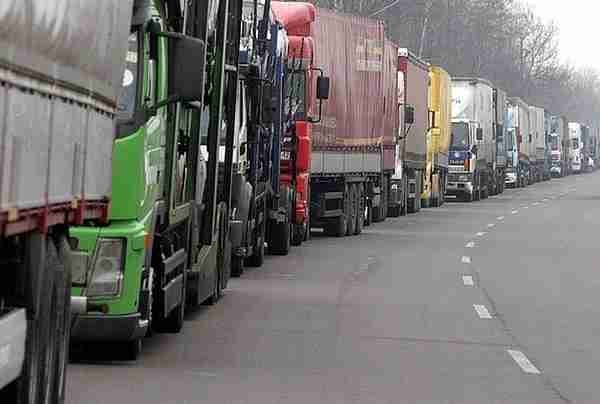 Białoruscy celnicy przetrzymują w Brześciu 13 polskich ciężarówek