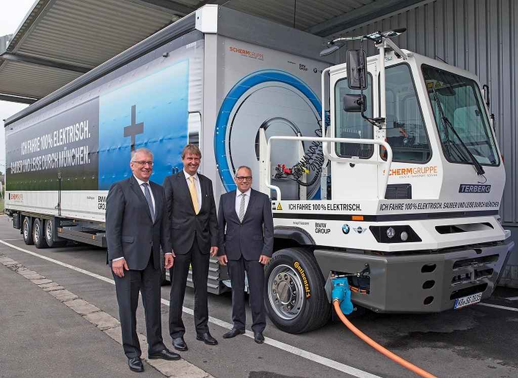 Jürgen Maidl (od lewej), Dyrektor ds. Logistyki Grupy BMW, Kurt J. F. Scherm, CEO Grupy SCHERM oraz Hermann Bohrer, Dyrektor zakładów Produkcyjnych BMW w Monachium, symbolicznie dają znak do odjazdu e-ciężarówki.